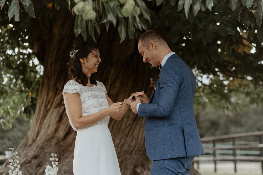 Un mariage dans le Calvados - Mariage sous tente nomade et décoration vintage -L'échange des alliances de Paulette à Bicyclette