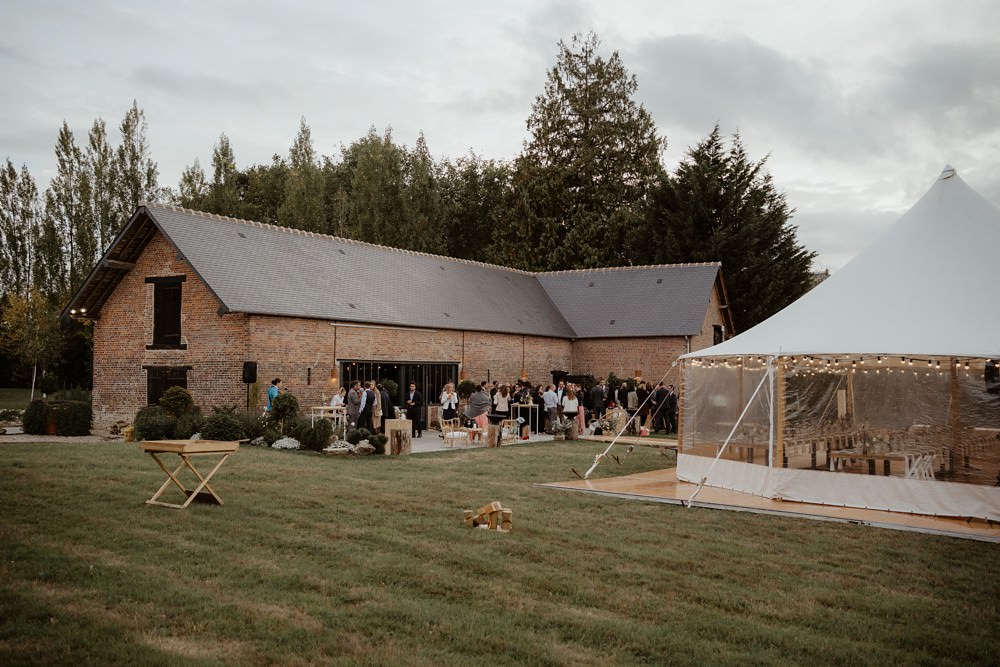 Un mariage laique au Pré des Colombiers dans le Calvados - Mariage sous tente nomade et décoration vintage