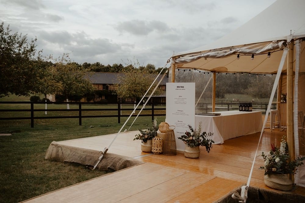 Un mariage laique au Pré des Colombiers dans le Calvados - Mariage sous tente nomade et décoration vintage