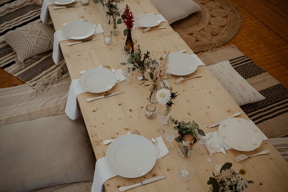 Un mariage laique au Pré des Colombiers dans le Calvados - Mariage sous tente nomade et décoration vintage