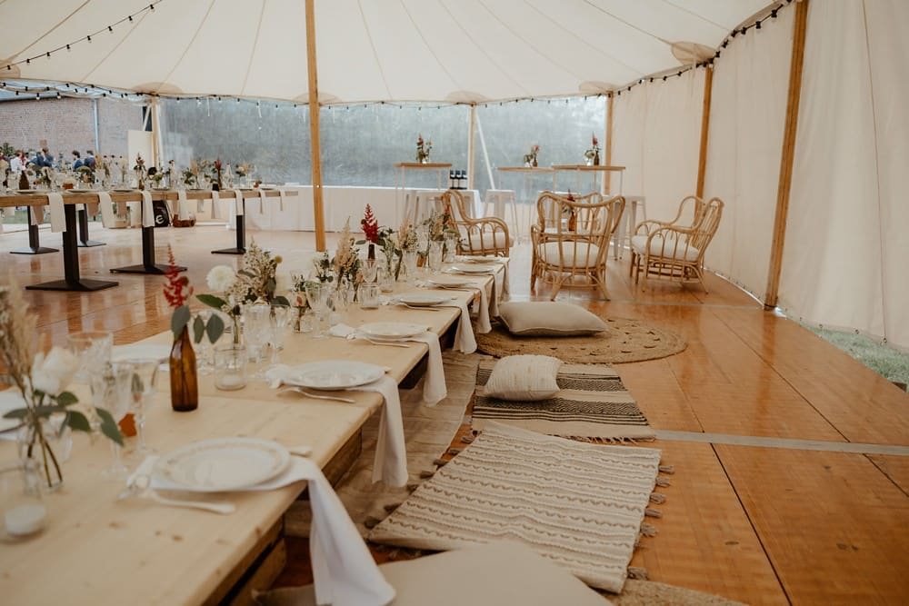Un mariage laique au Pré des Colombiers dans le Calvados - Mariage sous tente nomade et décoration vintage