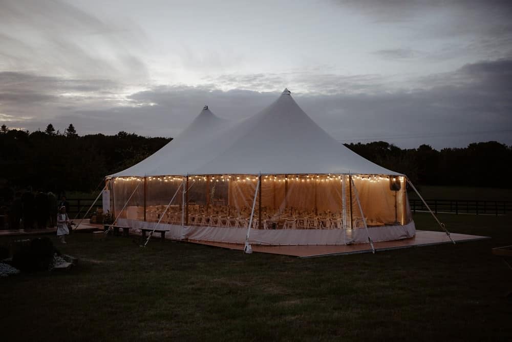Un mariage laique au Pré des Colombiers dans le Calvados - Mariage sous tente nomade et décoration vintage