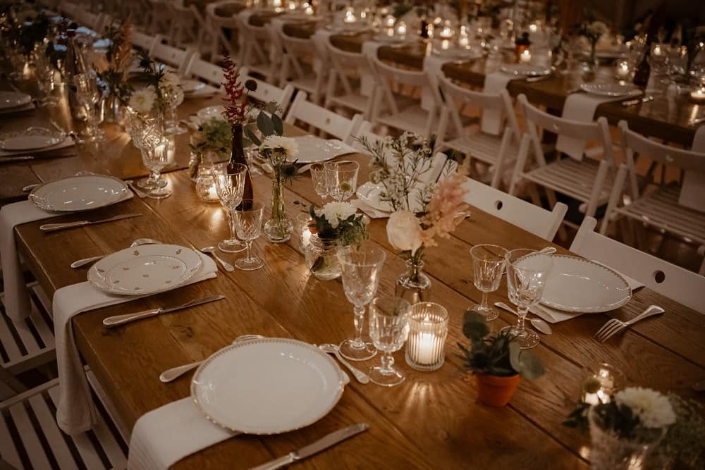 Un mariage laique au Pré des Colombiers dans le Calvados - Mariage sous tente nomade et décoration vintage