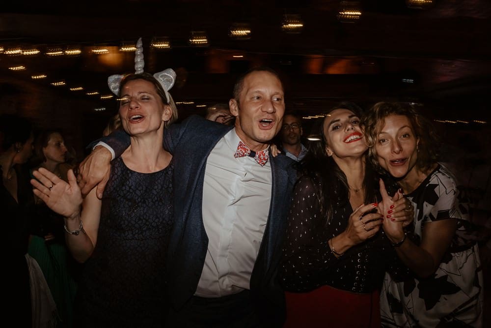 Un mariage laique au Pré des Colombiers dans le Calvados - Mariage sous tente nomade et décoration vintage