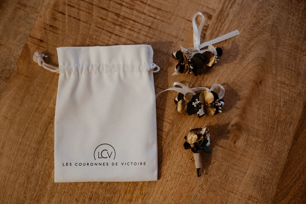 Boutonnière pour le marié et bracelet pour demoiselles d'honneur par Les Couronnes de Victoire - Vogue Wedding - Photographe et Vidéaste de Mariage en Normandie