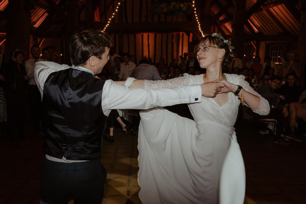 Mariage hygge et folk dans une jolie grange normande aux couleurs de l'automne