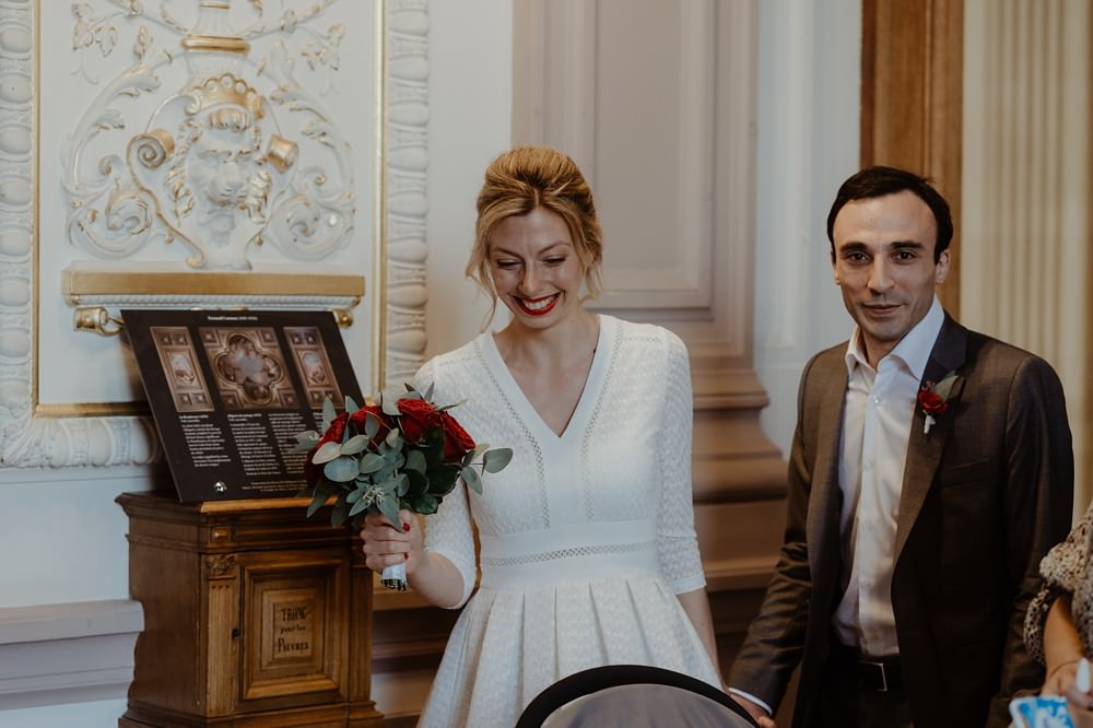 Reportage mariage à la mairie avant le mariage religieux - Emmanuelle Auzou photographe et vidéaste en Normandie