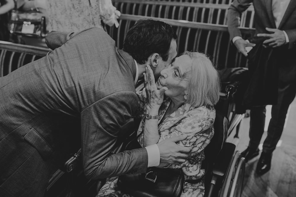 Reportage mariage à la mairie avant le mariage religieux - Emmanuelle Auzou photographe et vidéaste en Normandie