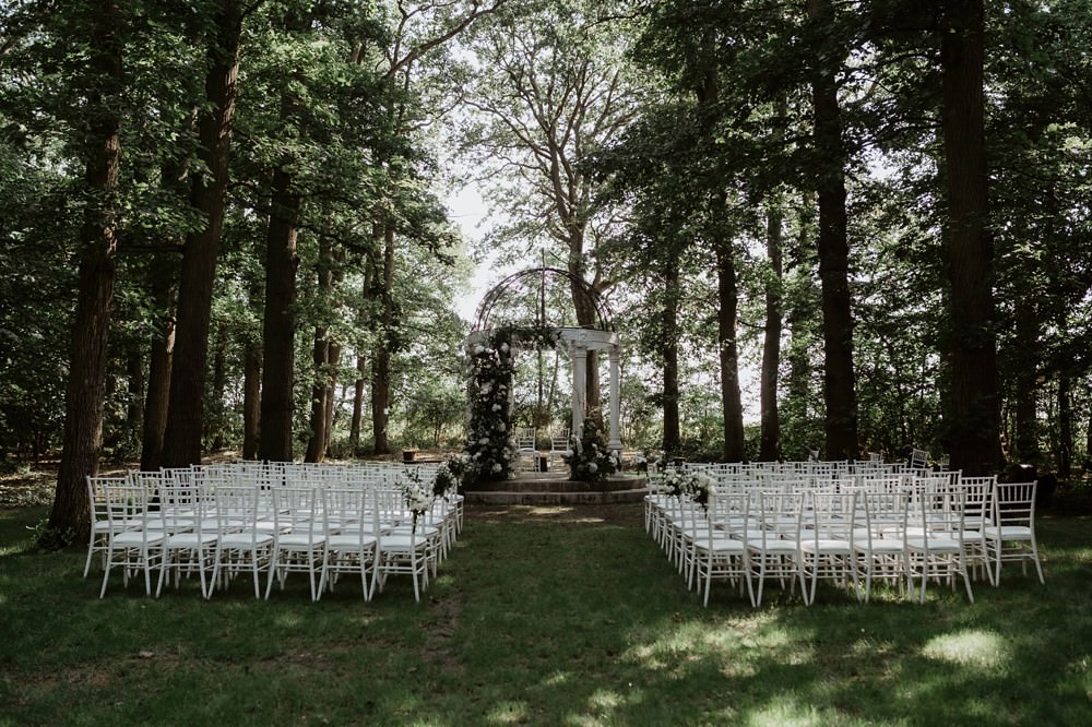 Reportage mariage juif au château barthélémy à Paray-douaville ; photographe et vidéaste pour votre mariage en Normandie et partout en France - Mariage avec cérémonie juive en extérieur et robe Rime Arodaky