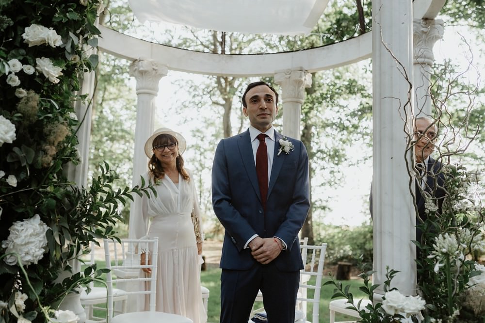 Reportage mariage juif au château barthélémy à Paray-douaville ; photographe et vidéaste pour votre mariage en Normandie et partout en France - Mariage avec cérémonie juive en extérieur et robe Rime Arodaky