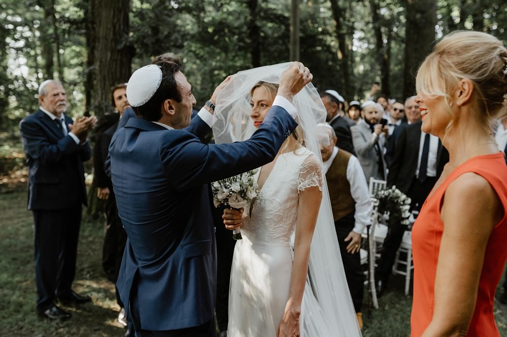 Reportage mariage juif au château barthélémy à Paray-douaville ; photographe et vidéaste pour votre mariage en Normandie et partout en France - Mariage avec cérémonie juive en extérieur et robe Rime Arodaky