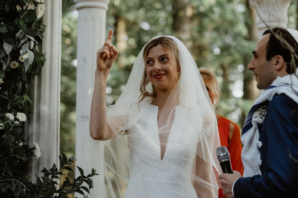 Reportage mariage juif au château barthélémy à Paray-douaville ; photographe et vidéaste pour votre mariage en Normandie et partout en France - Mariage avec cérémonie juive en extérieur et robe Rime Arodaky