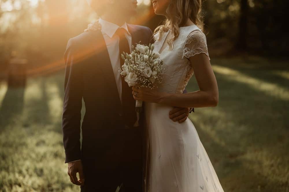 Reportage mariage juif au château barthélémy à Paray-douaville ; photographe et vidéaste pour votre mariage en Normandie et partout en France - Mariage avec cérémonie juive en extérieur et robe Rime Arodaky