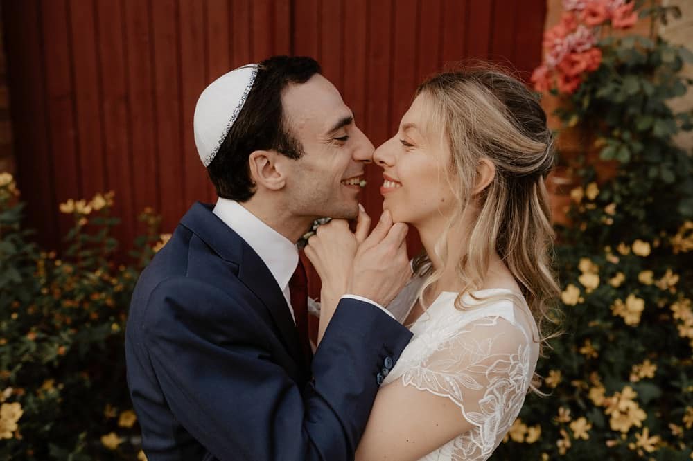 Reportage mariage juif au château barthélémy à Paray-douaville ; photographe et vidéaste pour votre mariage en Normandie et partout en France - Mariage avec cérémonie juive en extérieur et robe Rime Arodaky