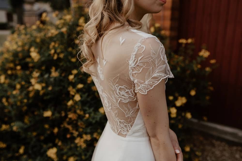 Reportage mariage juif au château barthélémy à Paray-douaville ; photographe et vidéaste pour votre mariage en Normandie et partout en France - Mariage avec cérémonie juive en extérieur et robe Rime Arodaky