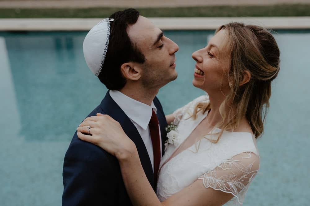 Reportage mariage juif au château barthélémy à Paray-douaville ; photographe et vidéaste pour votre mariage en Normandie et partout en France - Mariage avec cérémonie juive en extérieur et robe Rime Arodaky
