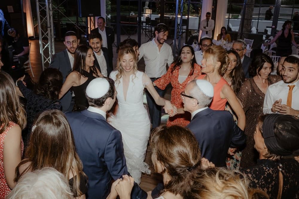 Reportage mariage juif au château barthélémy à Paray-douaville ; photographe et vidéaste pour votre mariage en Normandie et partout en France - Mariage avec cérémonie juive en extérieur et robe Rime Arodaky