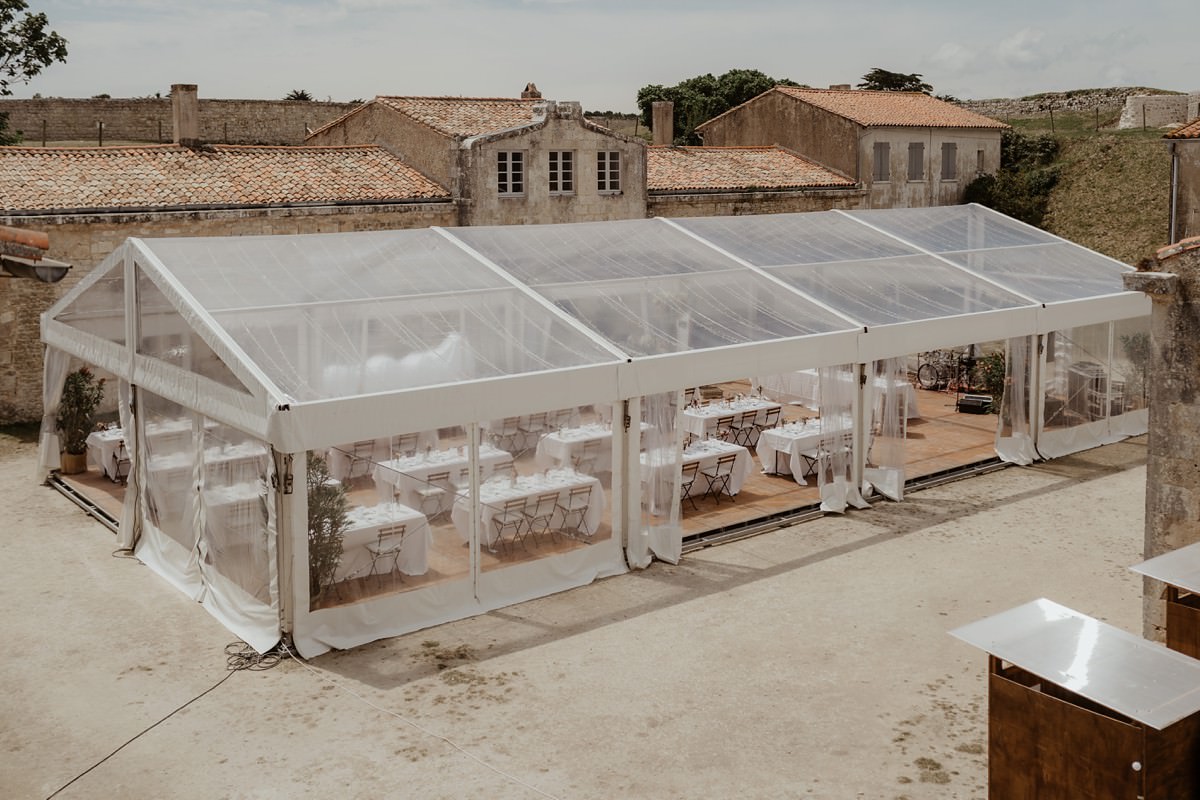 Un mariage laïque boho au fort de la prée sur l'île de ré wedding tente cristal décoration mademoiselle dit oui