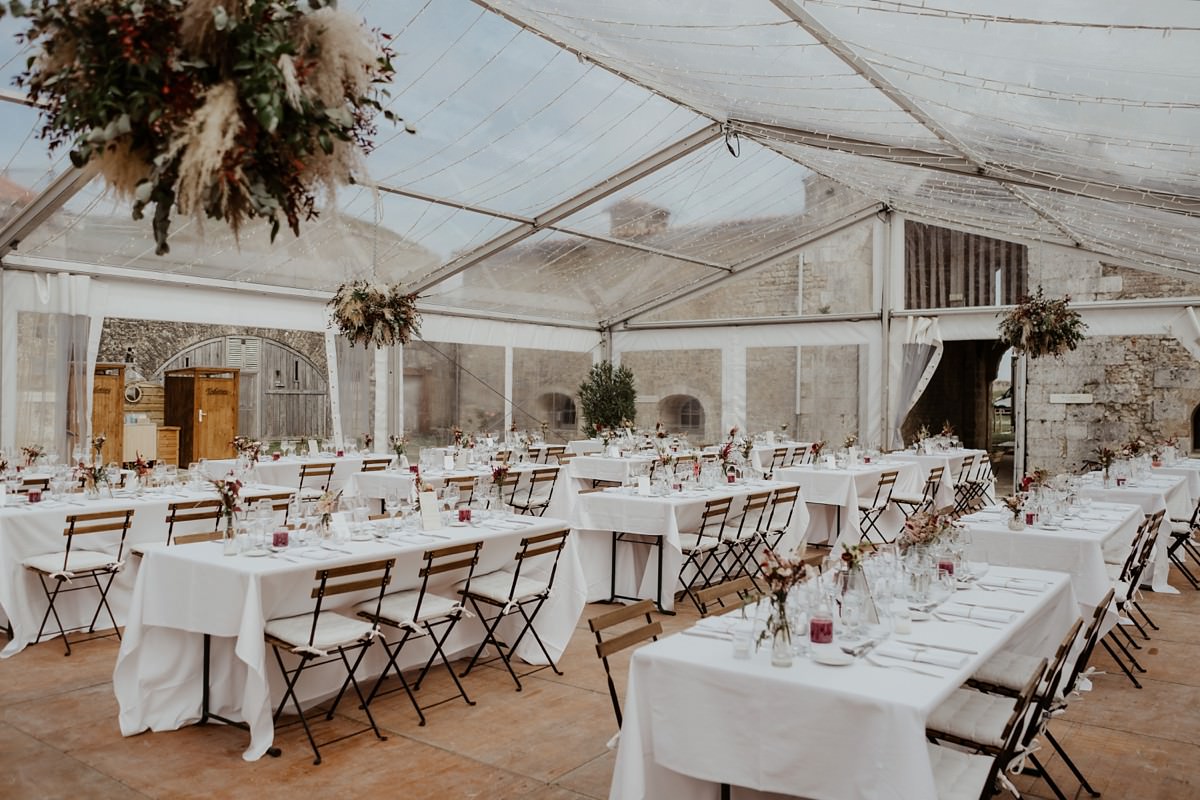 Un mariage laïque boho au fort de la prée sur l'île de ré wedding tente cristal et fleurs Josepha fleuriste