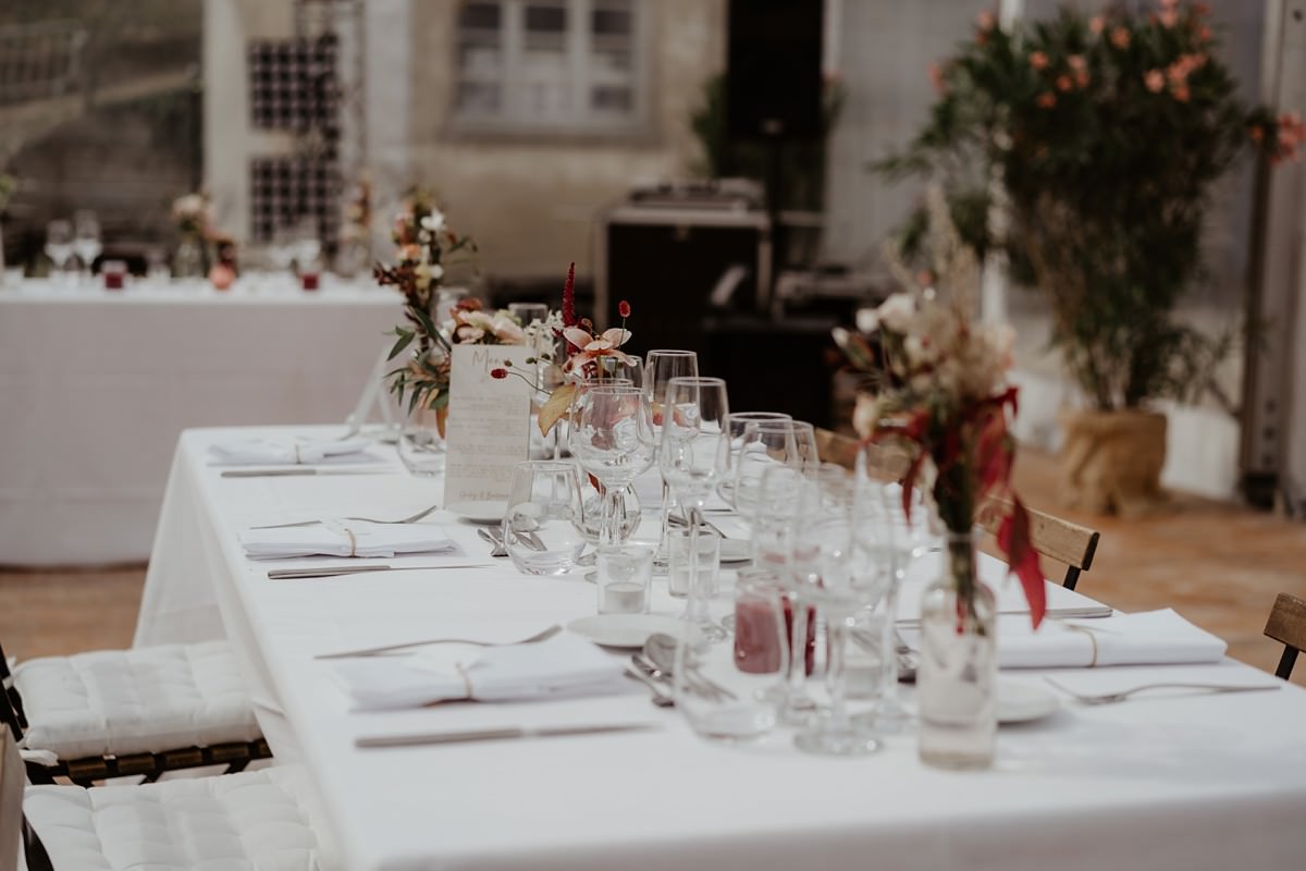 Un mariage laïque boho au fort de la prée sur l'île de ré wedding tente cristal et fleurs Josepha fleuriste