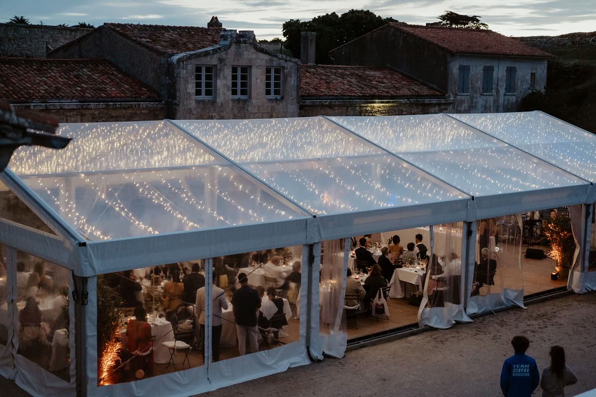 Un mariage laïque boho au fort de la prée sur l'île de ré wedding tente Tivoli Rochelais