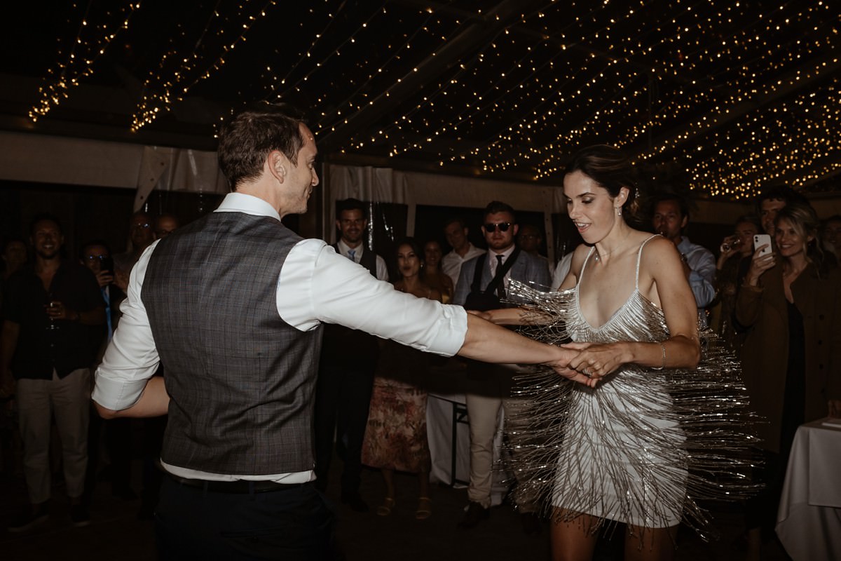 Un mariage laïque boho au fort de la prée sur l'île de ré wedding first danse ciel étoilé