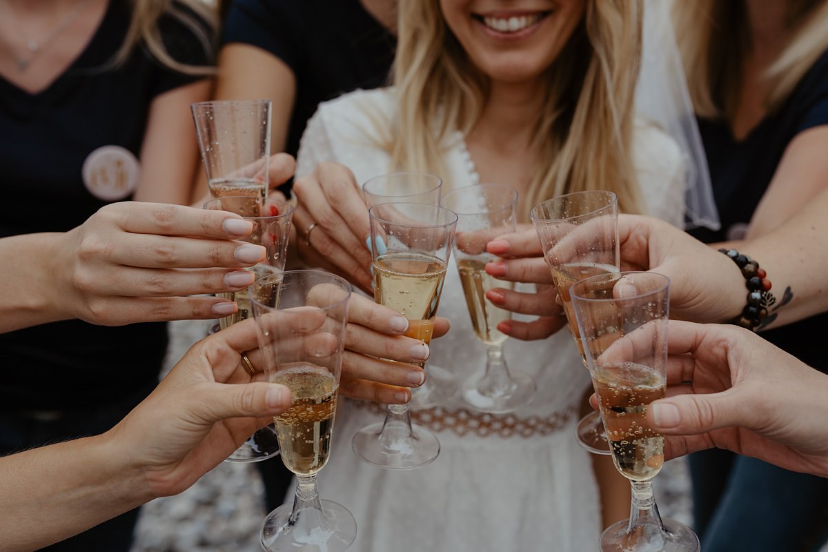 Shooting photo EVJF Petit-Caux en Seine-Maritime Vogue Wedding Champagne sous la pluie