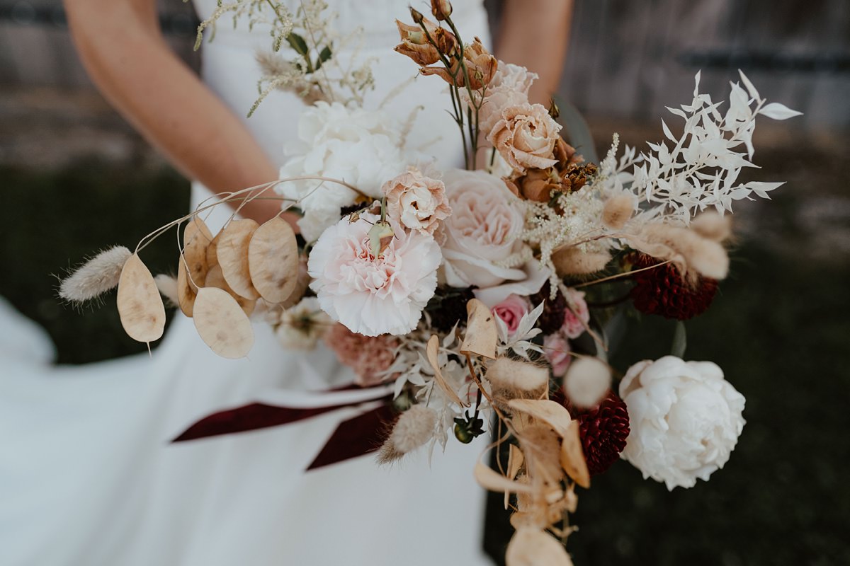 Photographe et Vidéaste mariage domaine de Guerquesalle - Un reportage mariage folk à la ferme de Querquesalle à Amécourt en Normandie - Sublime bouquet par Reflets Fleurs