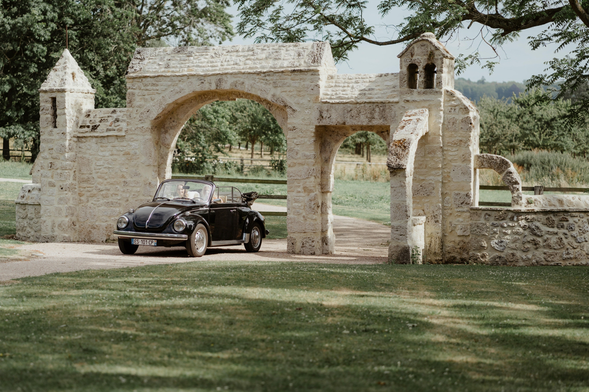 Photographe mariage et vidéaste mariage juif aux Jardins de Coppélia près de Honfleur et Deauville avec cérémonie laïque en extérieur l'arrivée de la mariée