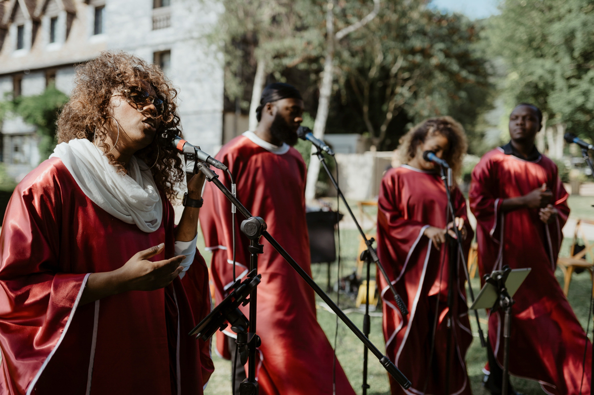 Photographe mariage et vidéaste mariage juif aux Jardins de Coppélia près de Honfleur et Deauville avec cérémonie laïque en extérieur gospel Maleda