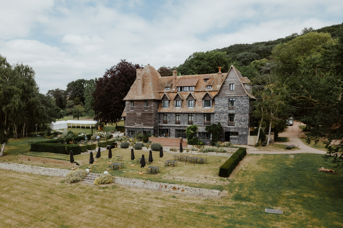 Photographe mariage et vidéaste mariage juif aux Jardins de Coppélia près de Honfleur et Deauville avec cérémonie laïque en extérieur, vue de drone