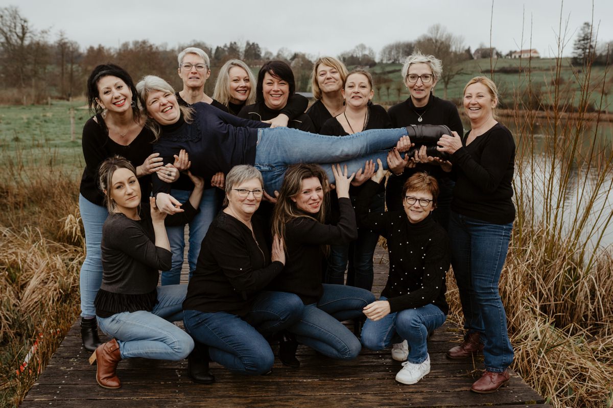 Photographe shooting photo EVJF enterrement de vie de jeune fille à Forges les Eaux en Normandie Seine-Maritime