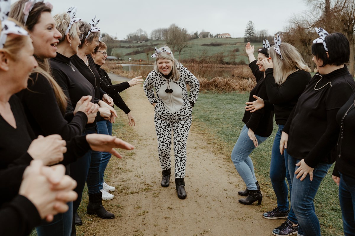 Photographe shooting photo EVJF enterrement de vie de jeune fille à Forges les Eaux en Normandie Seine-Maritime
