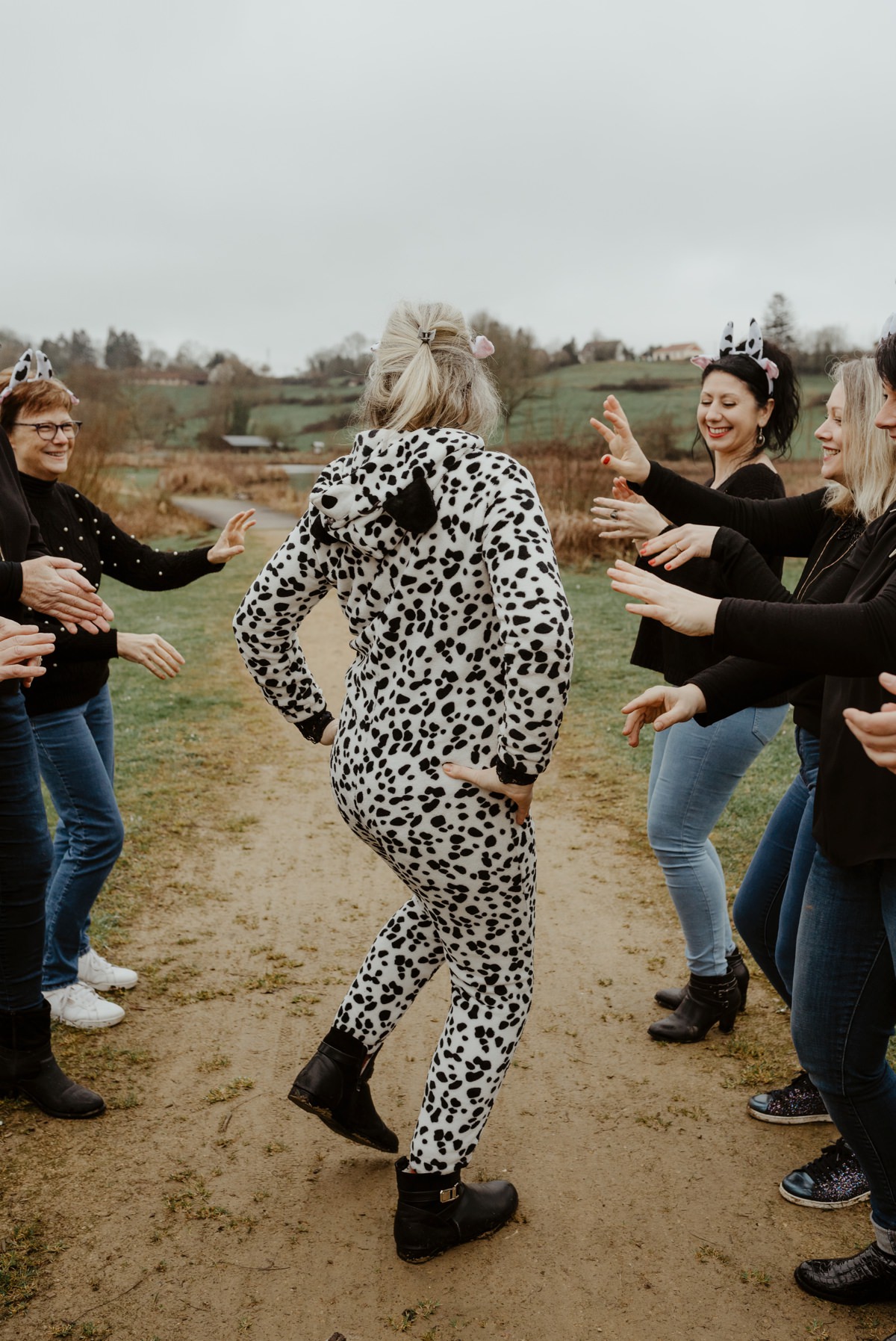 Photographe shooting photo EVJF enterrement de vie de jeune fille à Forges les Eaux en Normandie Seine-Maritime