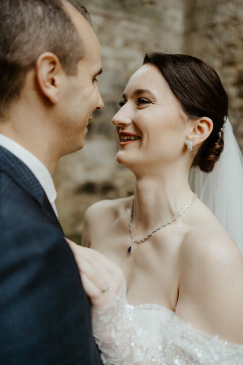 Un mariage sous la pluie à l’Abbaye de Fontaine-Guérard – LAURANE & MATHIEU